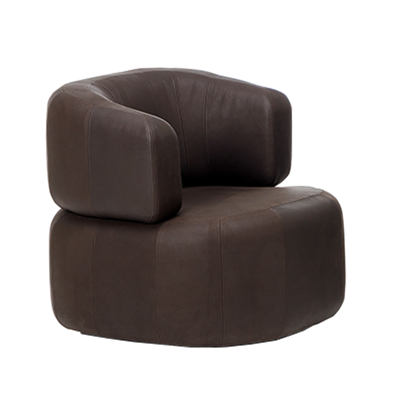 Seitenansicht auf einen dunkelbraunen bodentiefen Ledersessel. Die Armlehnen umschließen die Sitzbasis.