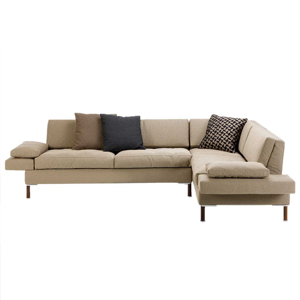 Eckgarnitur in hellbraunem Leder.