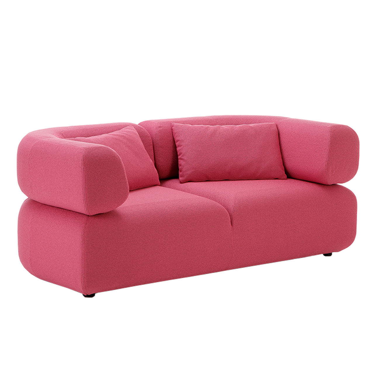 Ein rotes Sofa mit zwei Sitzplätzen und langer, umschließender Armlehne. Auf dem Sofa sind zwei rechteckige Kissen drapiert.