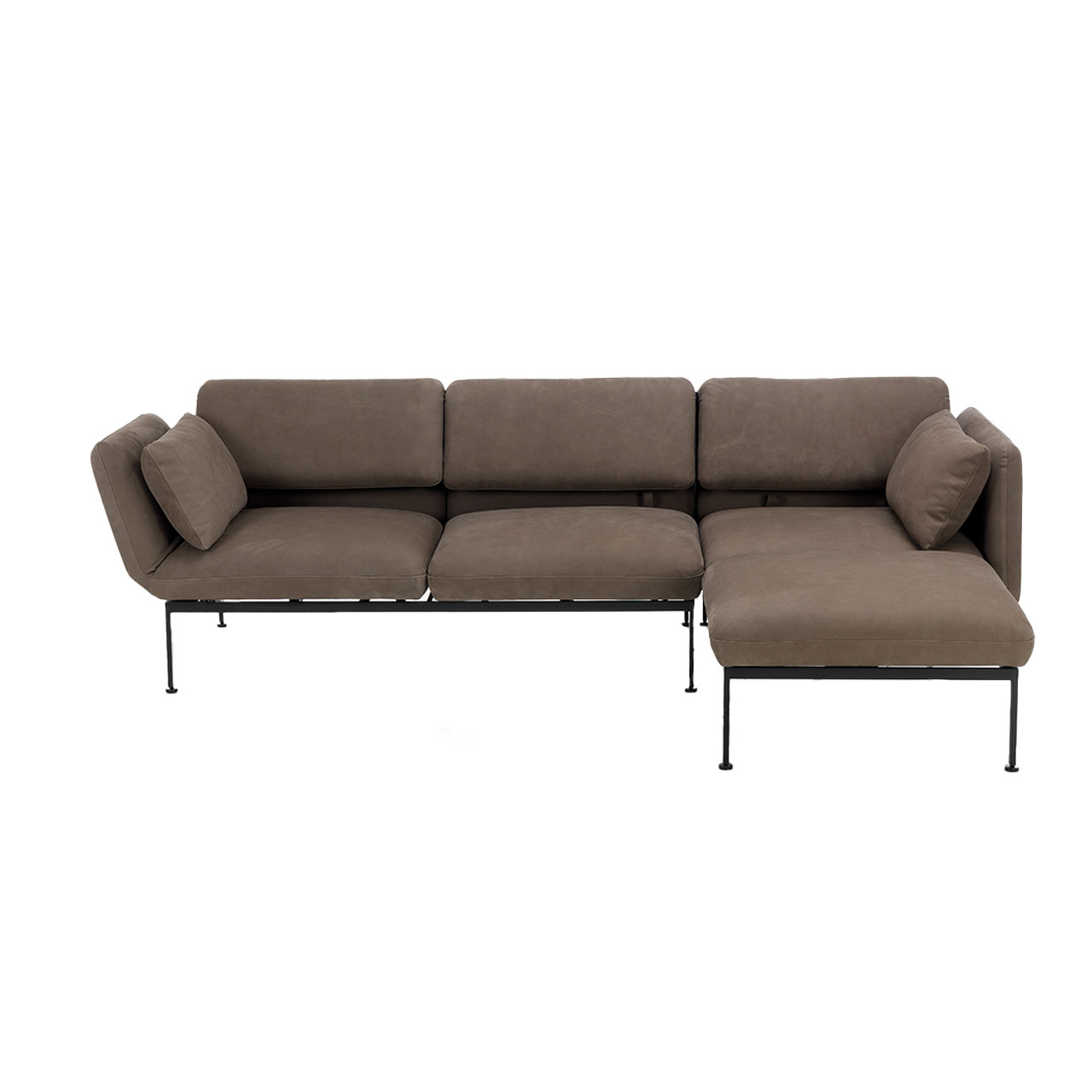 Eckgarnitur der Serie roro small classic mit Relaxliege rechts und Anstellsofa links sowie passendem Hocker in braunem Leder.
