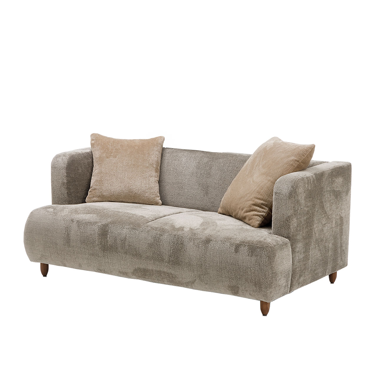 Hellbraunes Sofa von brühl aoyama. Auf dem Sofa liegen zwei quadratische Kissen.
