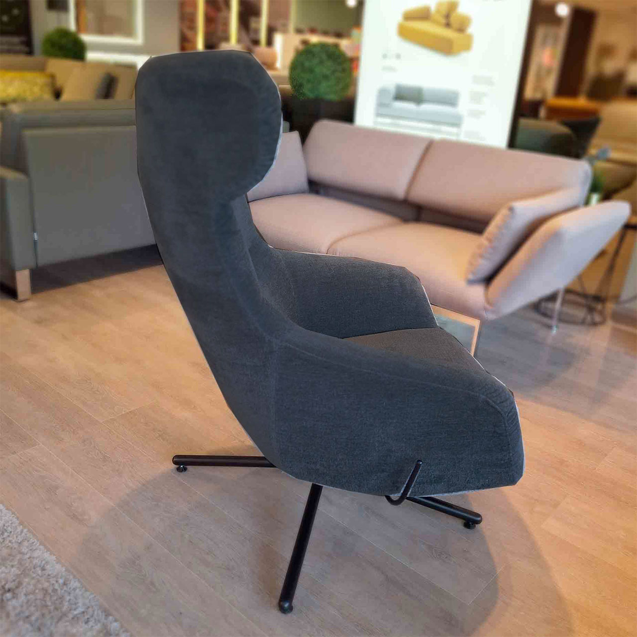 Seitenansicht auf Relaxsessel in dunkelgrauem Stoff.
