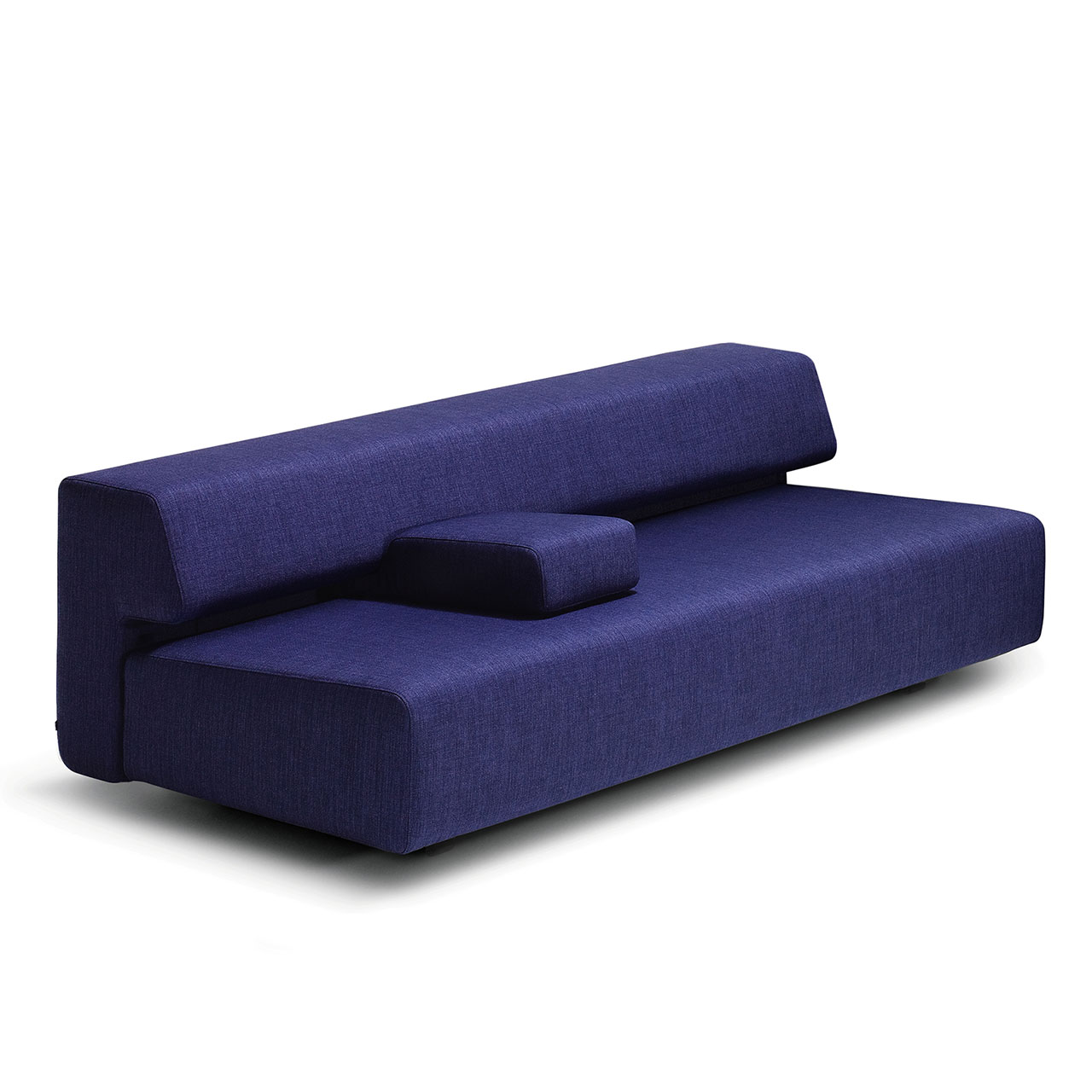 Sofa aus blauem Stoff mit Armlehnkissen.