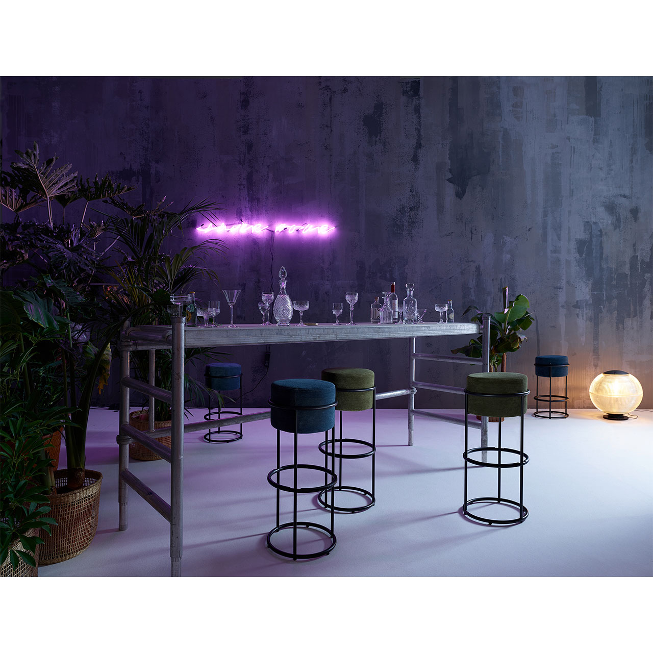 Milieubild der Barhocker an einem länglichen Tisch in Abendstimmung