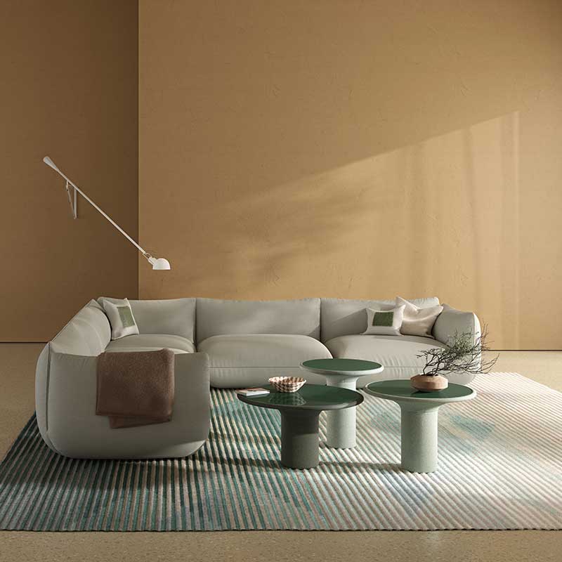 Alle drei COR Echo Beistelltische vor einem Sofa in Wohnzimmeratmosphäre