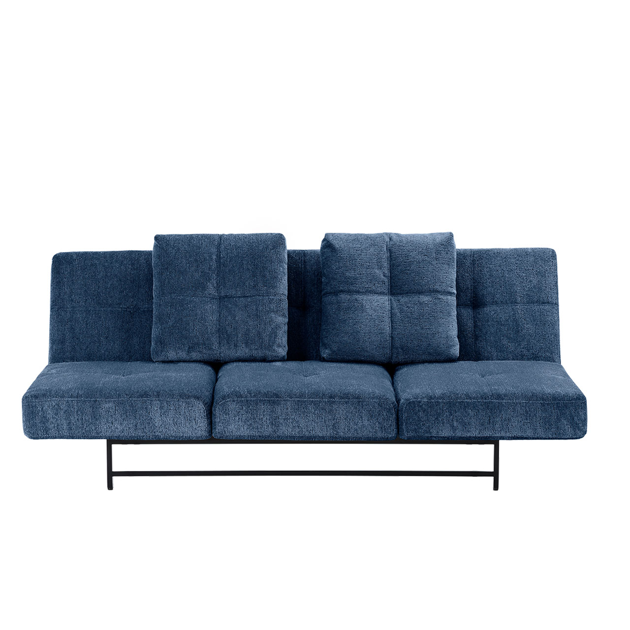 Ein blaues Sofa auf einem schwarzen Metallgestell. Die Sitzfläche besteht aus drei Elementen. Auf dem Sofa sind mittig zwei quadratische Kissen drappiert, die über die Rückenlehne hinausragen.