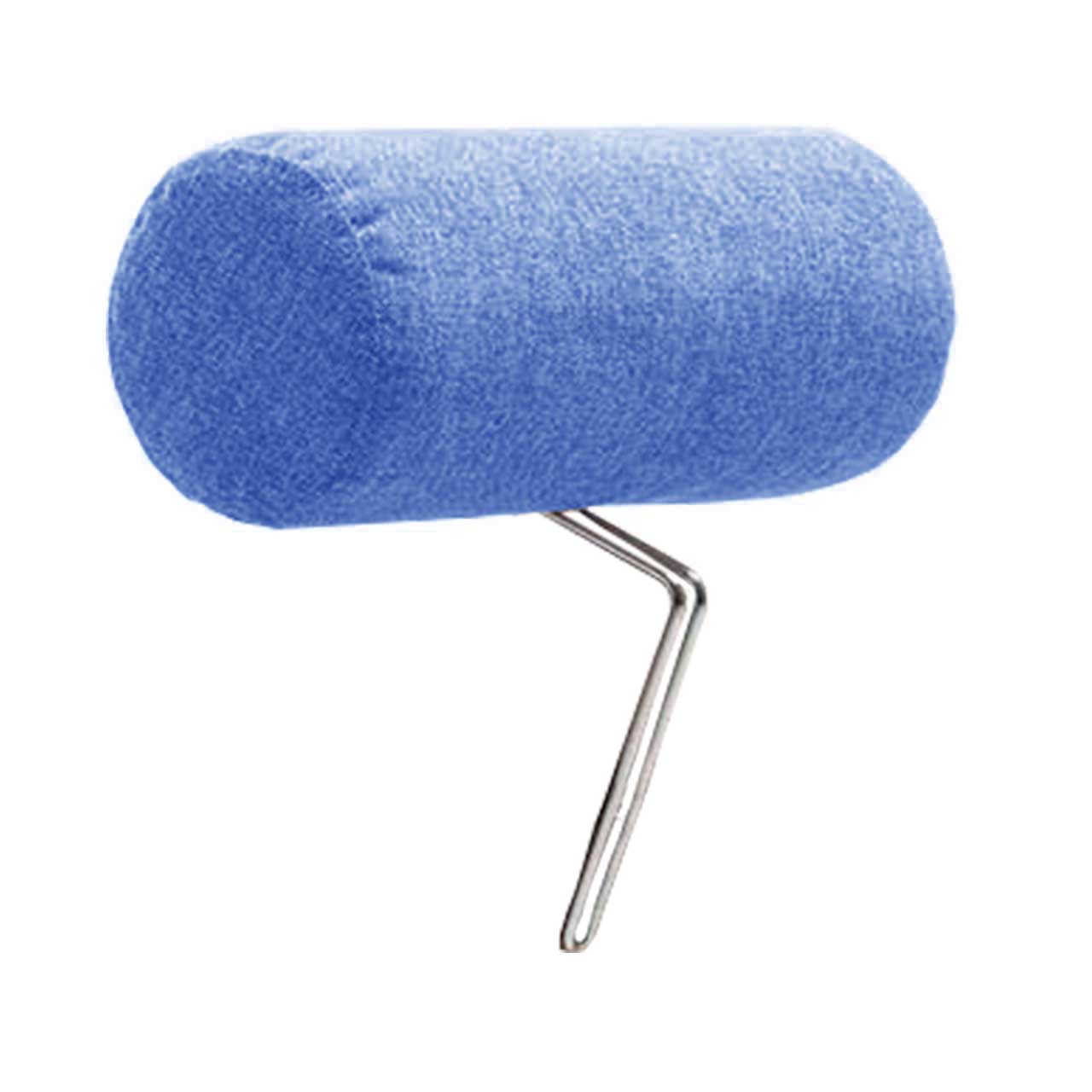 Kopfstütze. Das Kissen ist zylindrisch in blauem Stoff. Der Bügel zum Befestigen am Sofa ist Metall chrom glänzend.