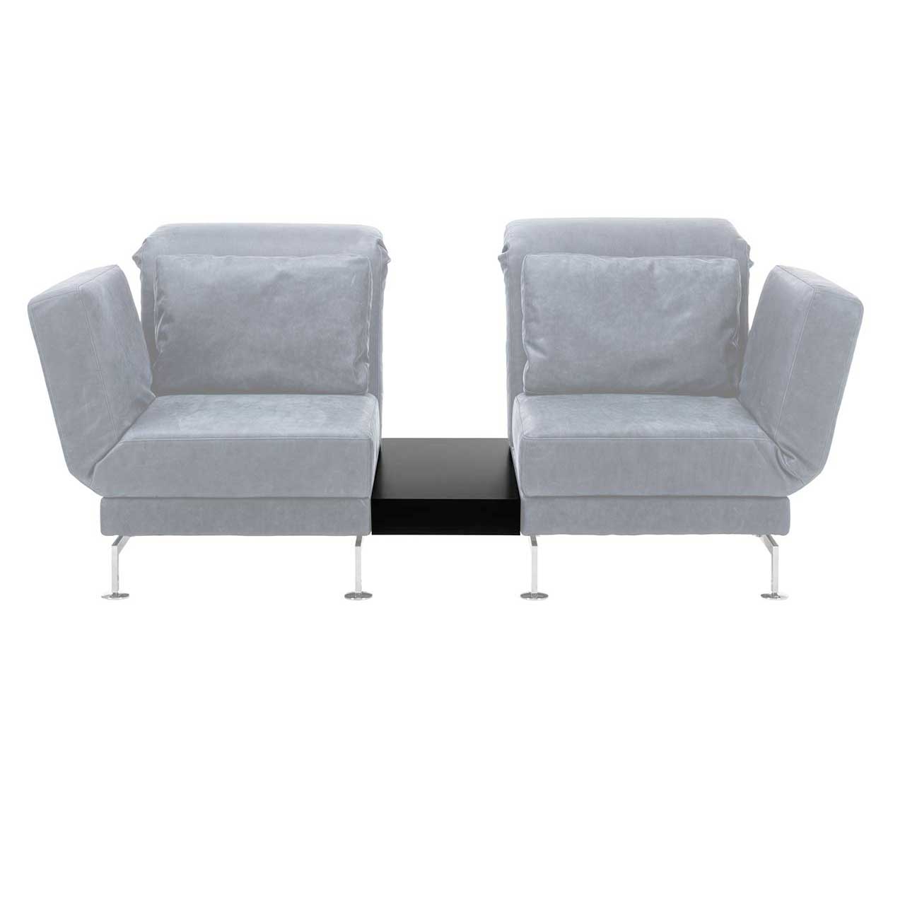 Zwei Relaxsessel der Serie brühl moule in grauem Leder sind mit einem Einhängetisch zu einer Garnitur verbunden.