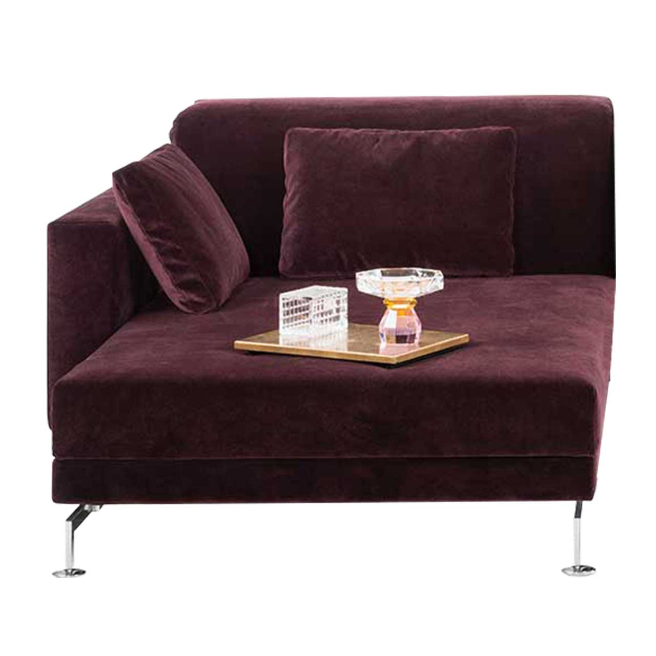 Longchair von brühl moule small mit Kufen in chrom glänzend und mit rotem Stoff.  Auf dem Longchair steht ein Tablett mit Dekogegenständen aus Kristall.
