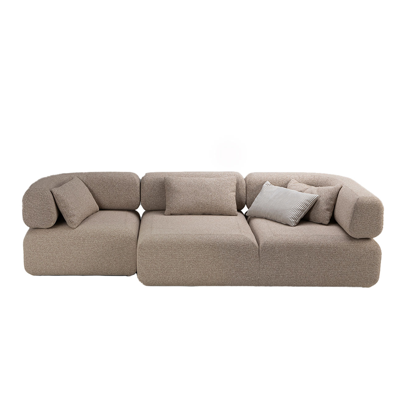 Hellbraunes Sofa aus Openend und Abschlusselement mit vier Kissen.