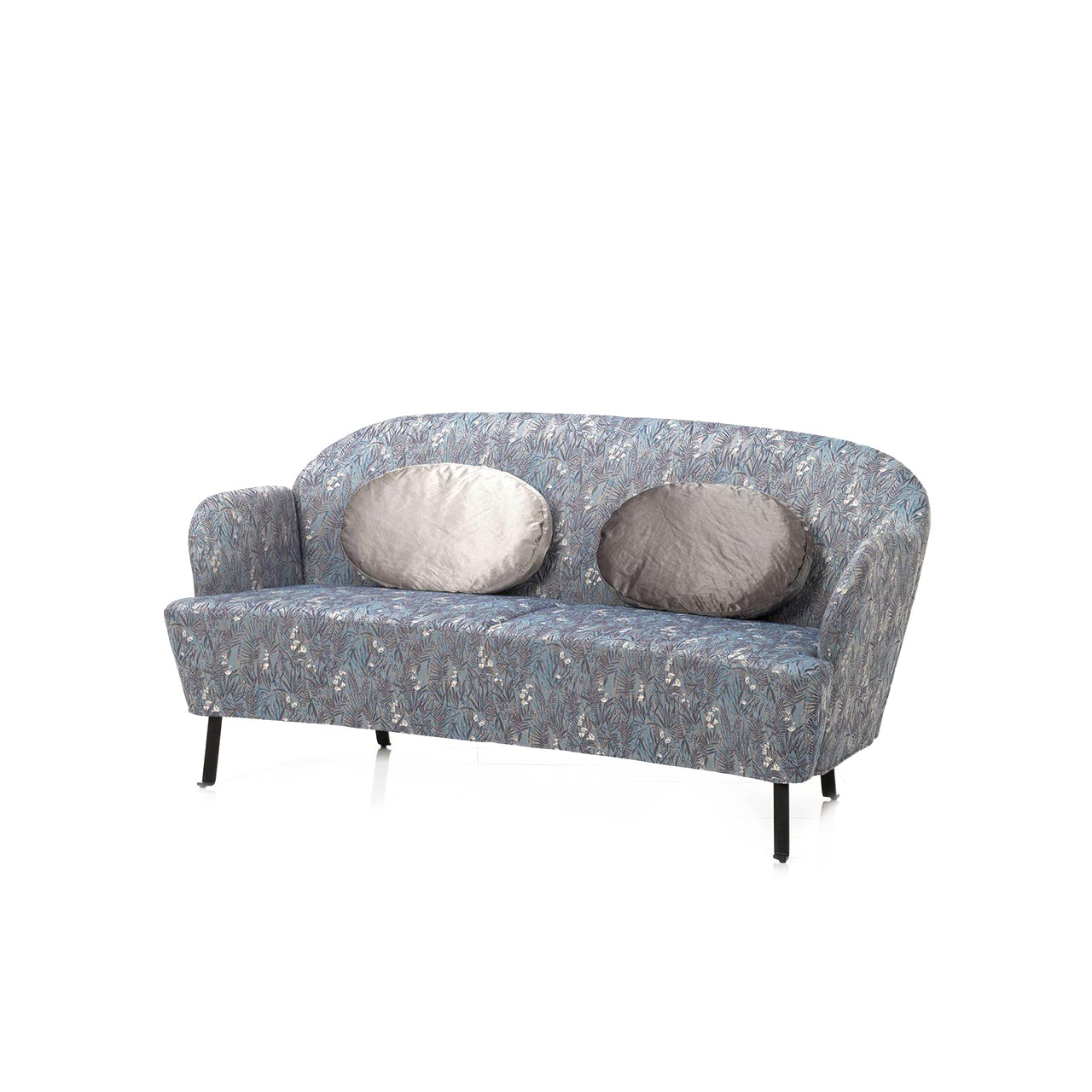 Grau gemustertes Sofa mit Beinen in schwarzem Flachstahl. Auf dem Sofa liegen zwei ovale Kissen in glänzendem Stoff.