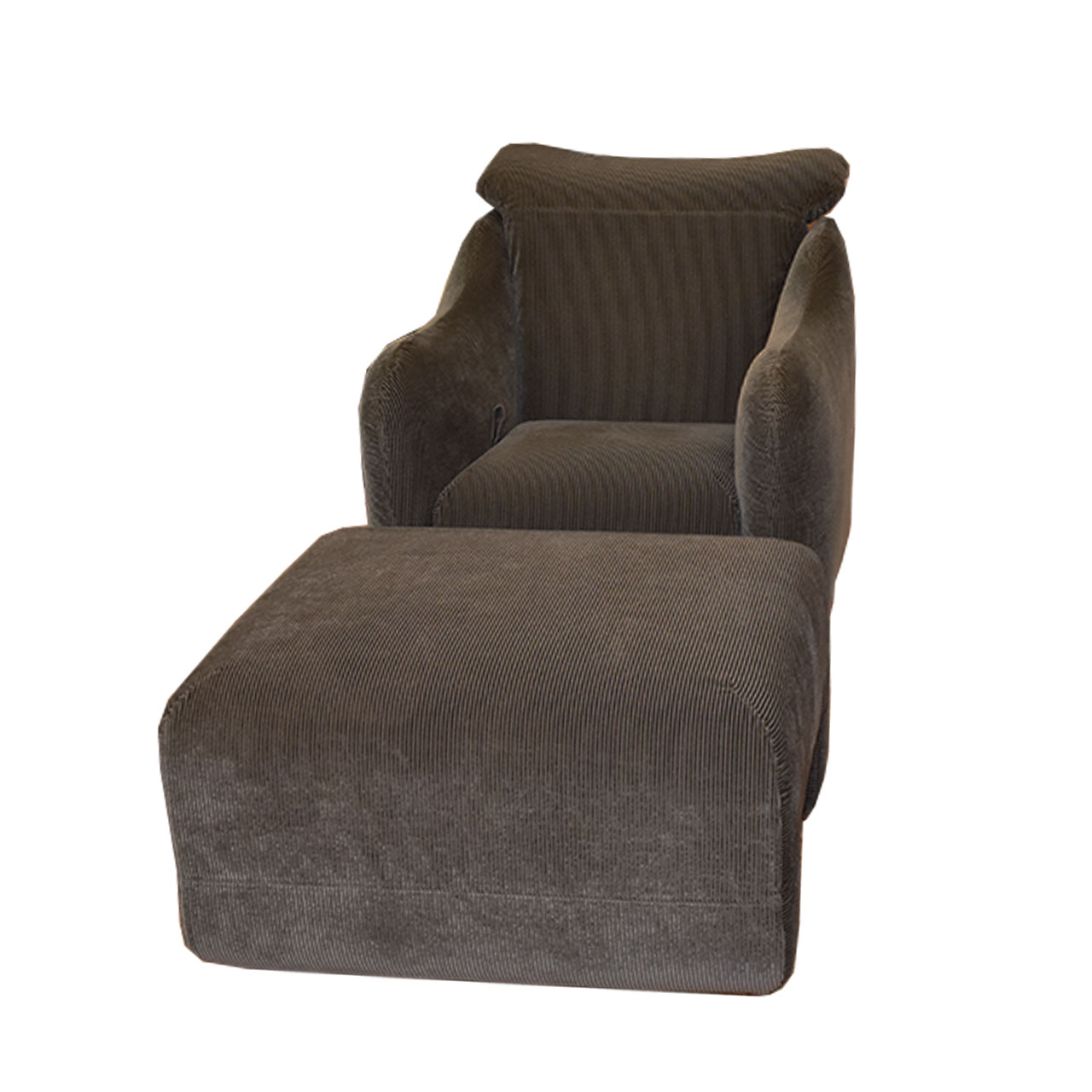 Dunklebrauner Sessel mit geschlossenen Armlehnen und abklappbarer Kopfstütze. Davor steht der passende Hocker.