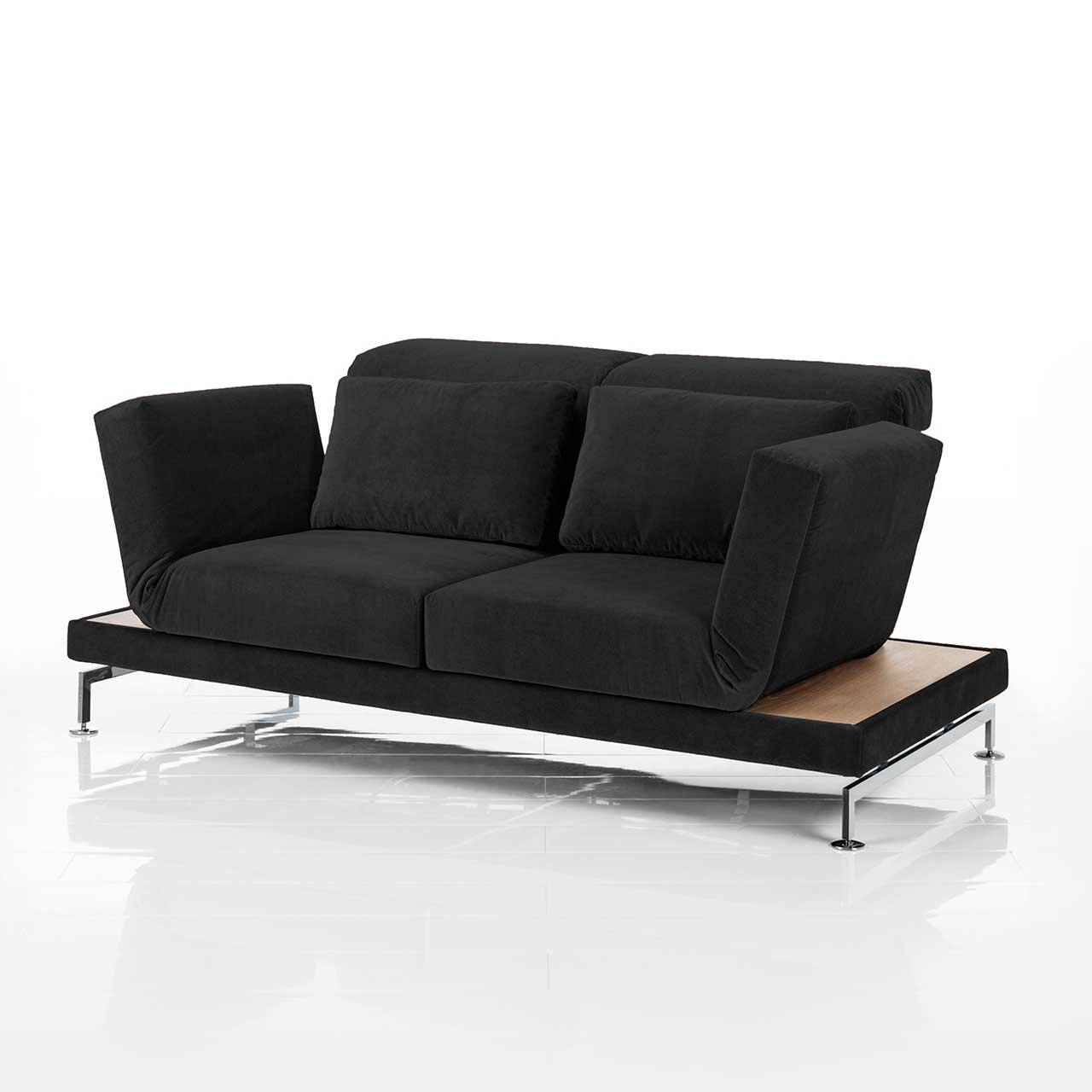 Sofa in schwarzem Stoff. Rechts und links neben den Armlehnen befinden sich schmale Ablageflächen in hellem Holz.