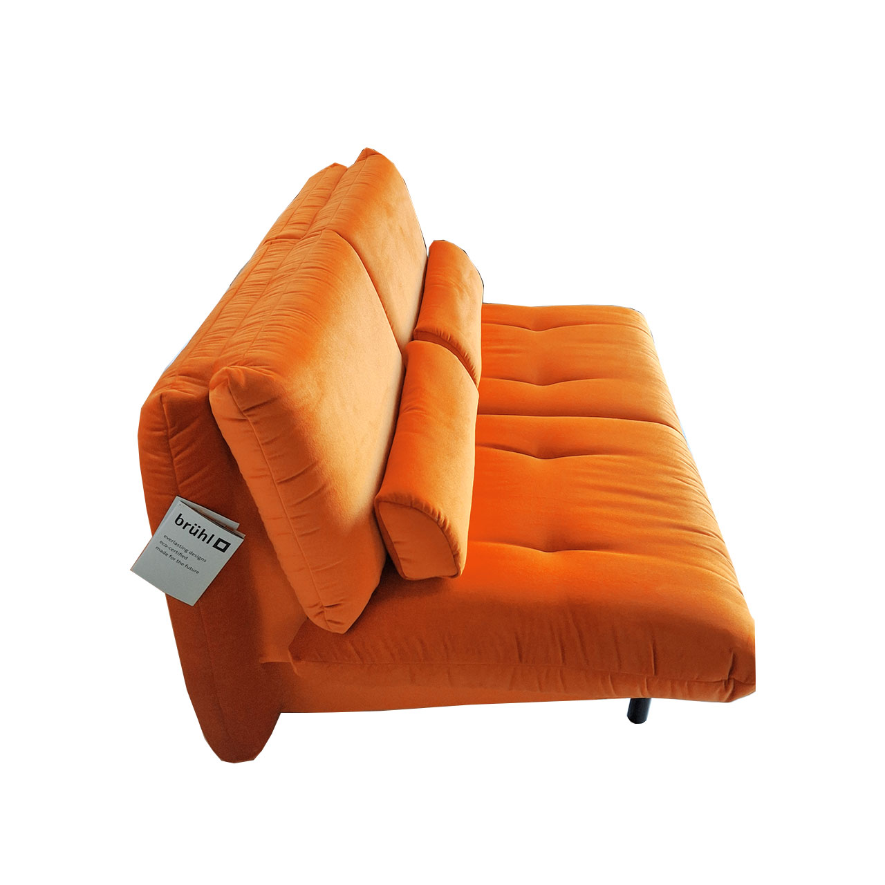 Schlafsofa in orangenem Velourstoff mit zwei schmalen Kissen.