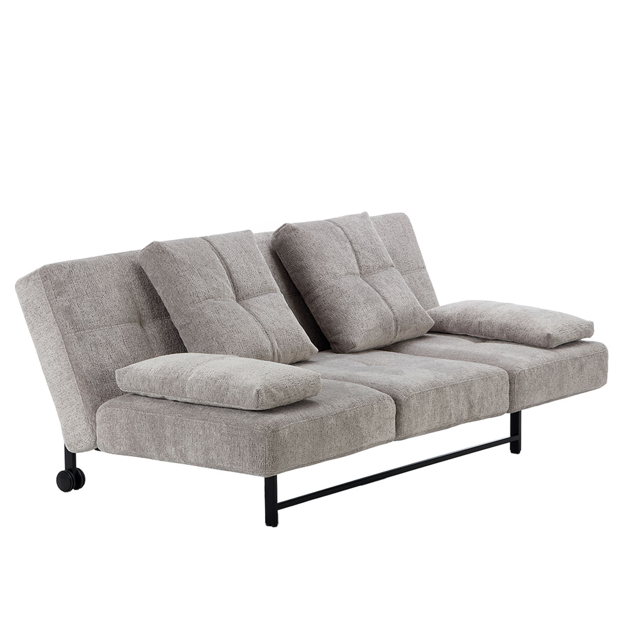 Schräge Sicht auf ein Sofa in einem hellen Karamellton. Das Sofa hat ein chromfarbenes Untergestell mit Rollen hinten. Auf dem Sofa stehen zwei quadratische Kissen. Seitlich liegen zwei schmale rechteckige Kissen als Armlehnen.