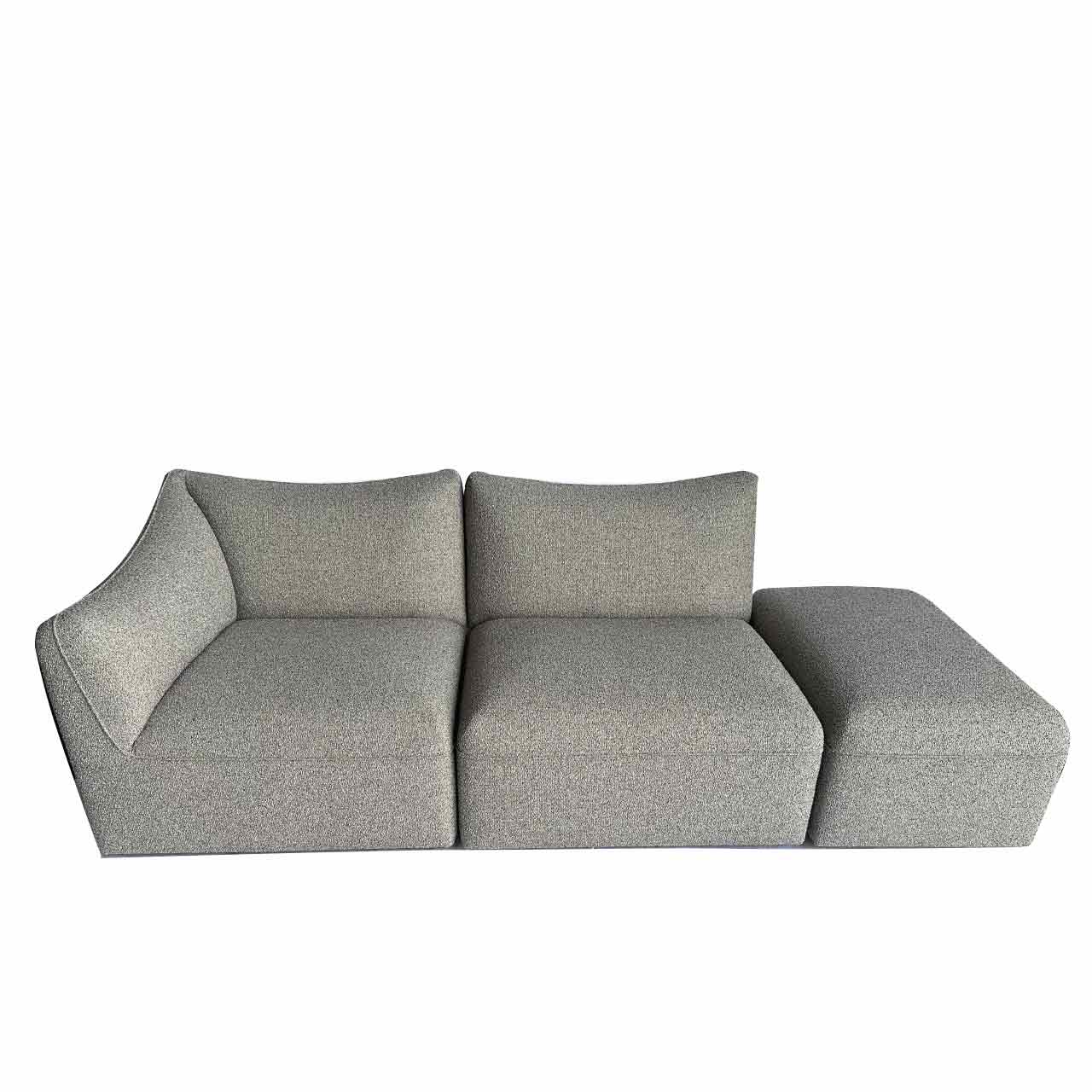 Sofa bestehend aus drei nebeneinandergestellten Elementen, das linke Element mit Armlehne