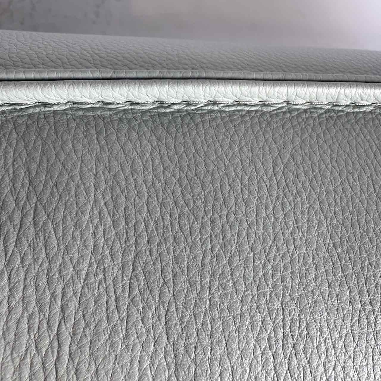 Detailansicht des Leders mit Ton-in-Ton Naht