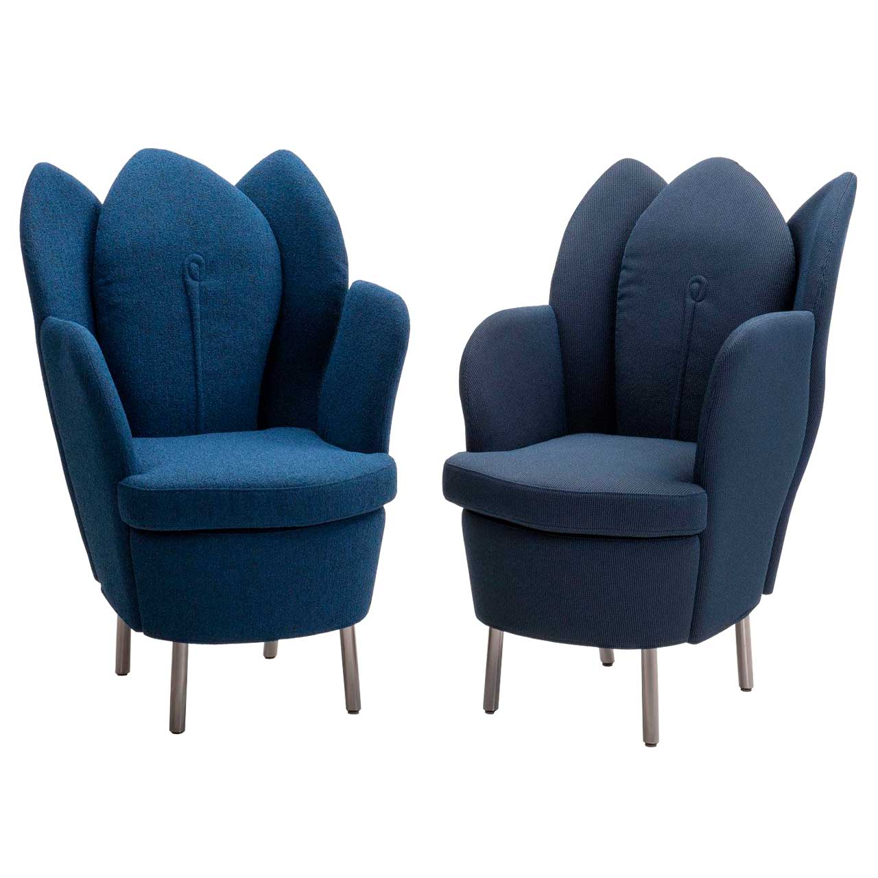 Zwei Sessel in dunklem blau. Die Sessel haben eine floral geformte Rückenlehne.