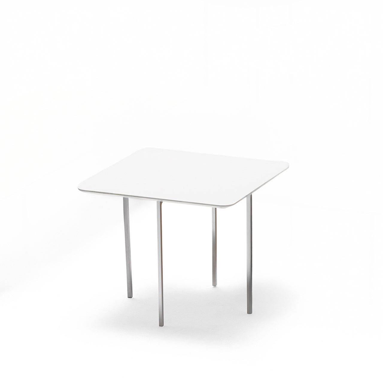 Tisch mit kleiner quadratischer Tischplatte auf Metallfüßen