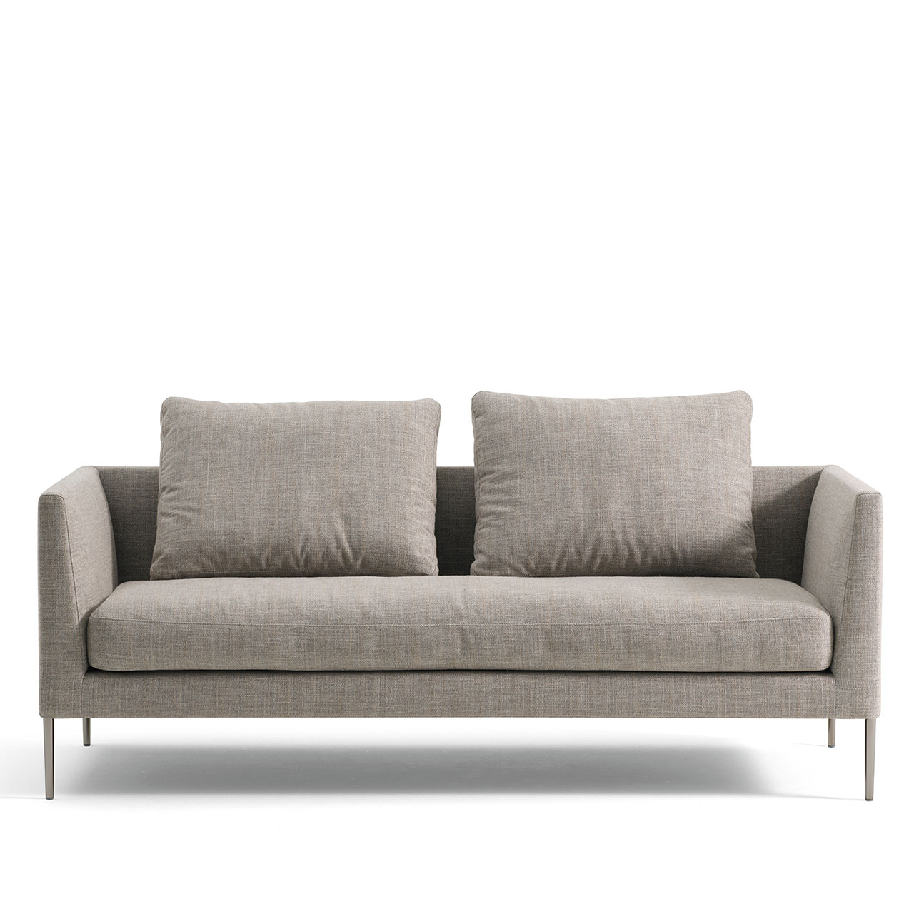 Sofa mit grauem Stoffbezug auf hohen Chrom-Füßen mit zwei rechteckigen kissen