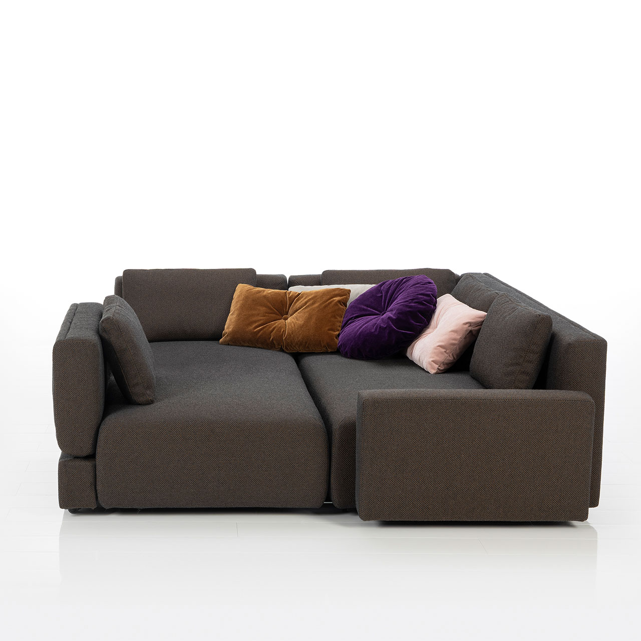 Das Drehsofa ist zum Longchair vorgeschwenkt.