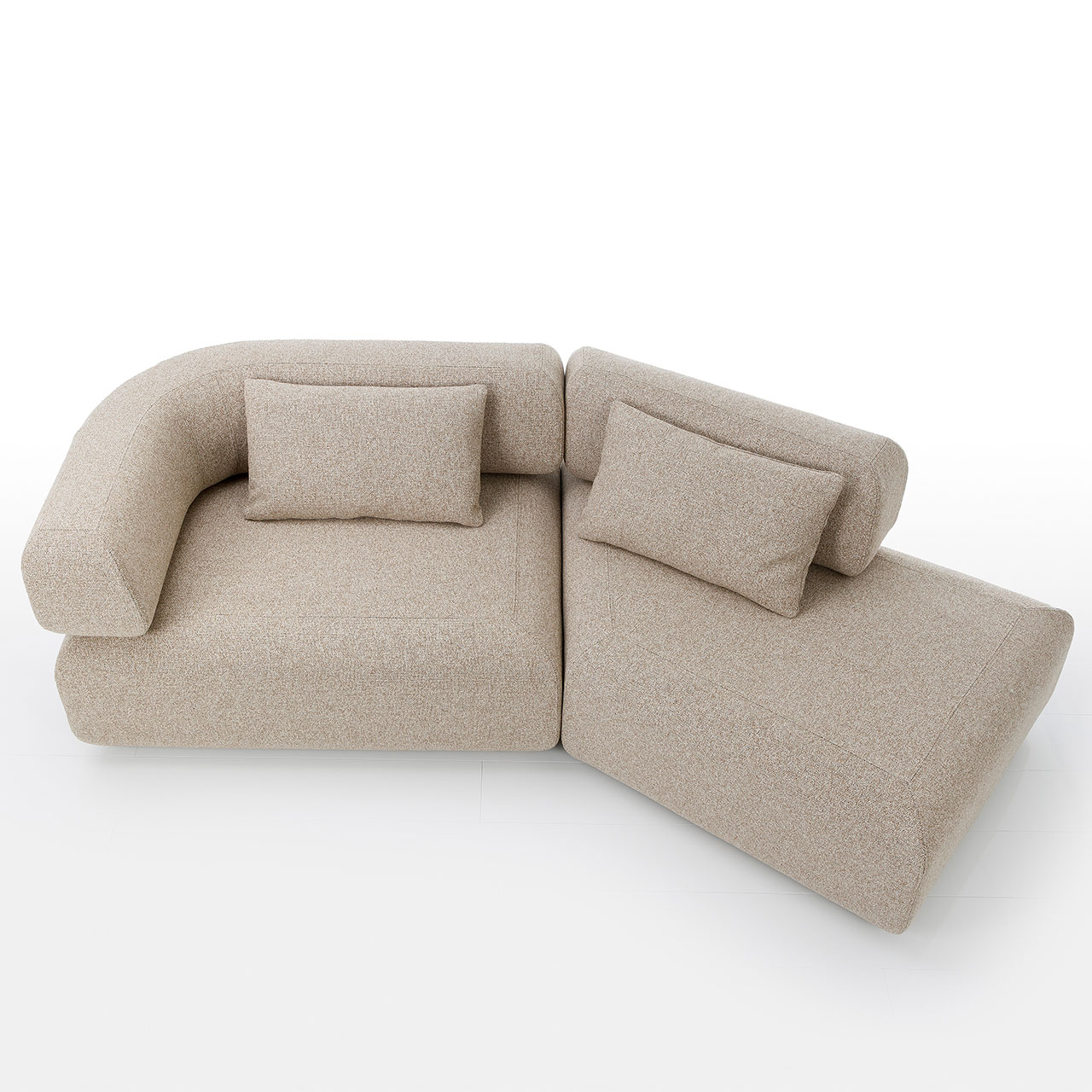 Eine beige Garnitur aus einem Eckelement links und einem Trapezelement rechts. 