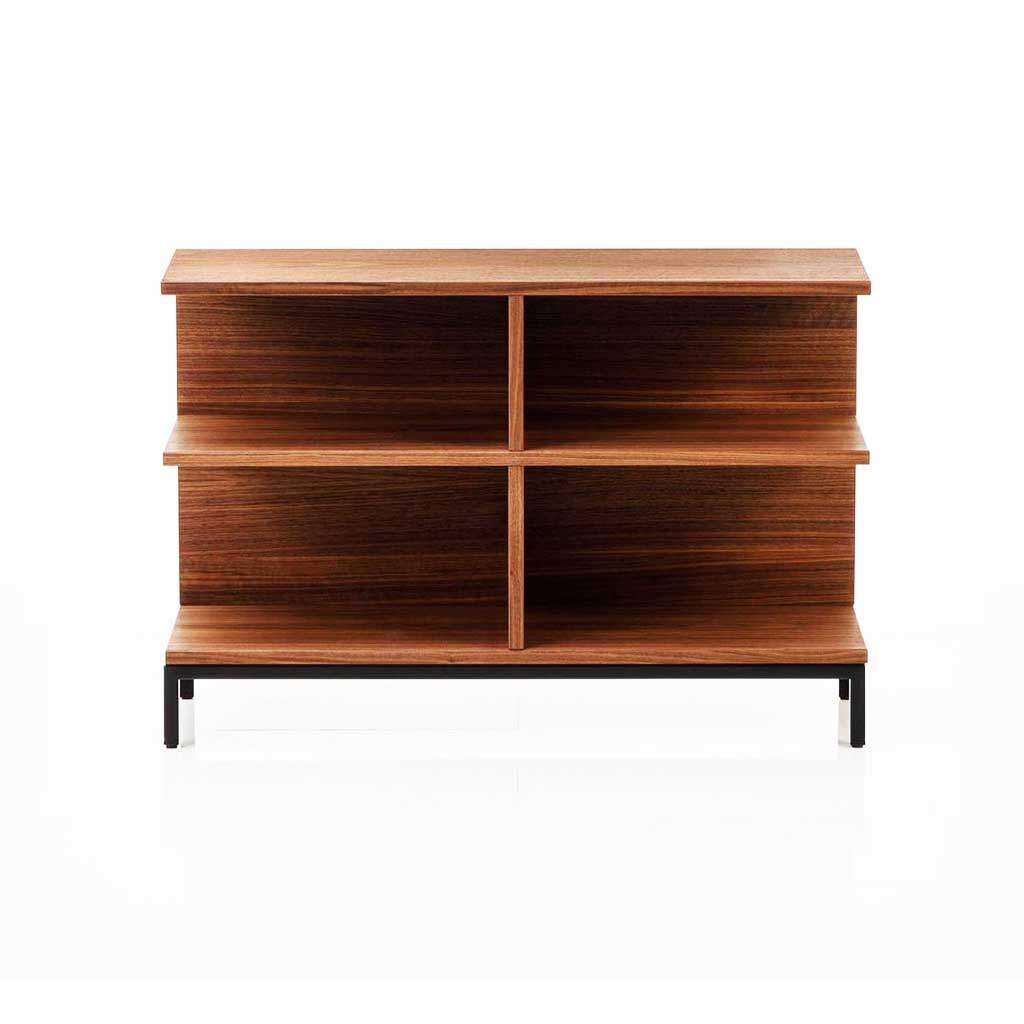 Regal mit 2mal zwei Fächern mit schwarzem Untergestell in dunkler Eiche.