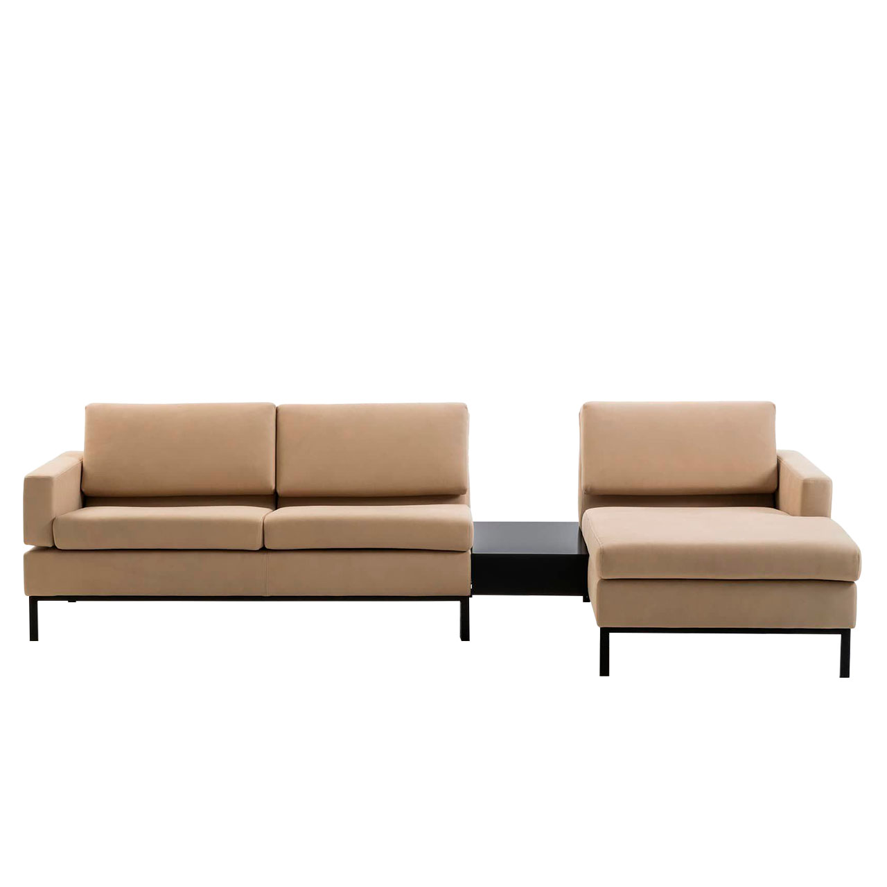 Garnitur in beigem Leder mit Longchair rechts und einem Einhängetisch zwischen Longchair und Anstellsofa.