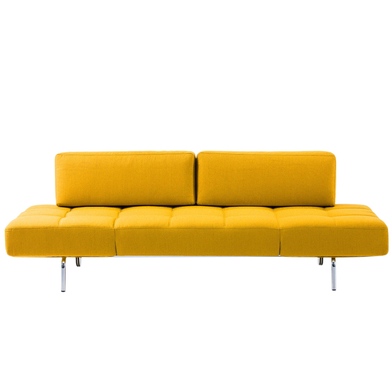 Ein gelbes Sofa mit chrom glänzendem Untergestell. Die Sitzfläche ist abgesteppt. Die Rückenlehne besteht aus zwei rechteckigen Kissen und ist kürzer als die Sitzfläche.