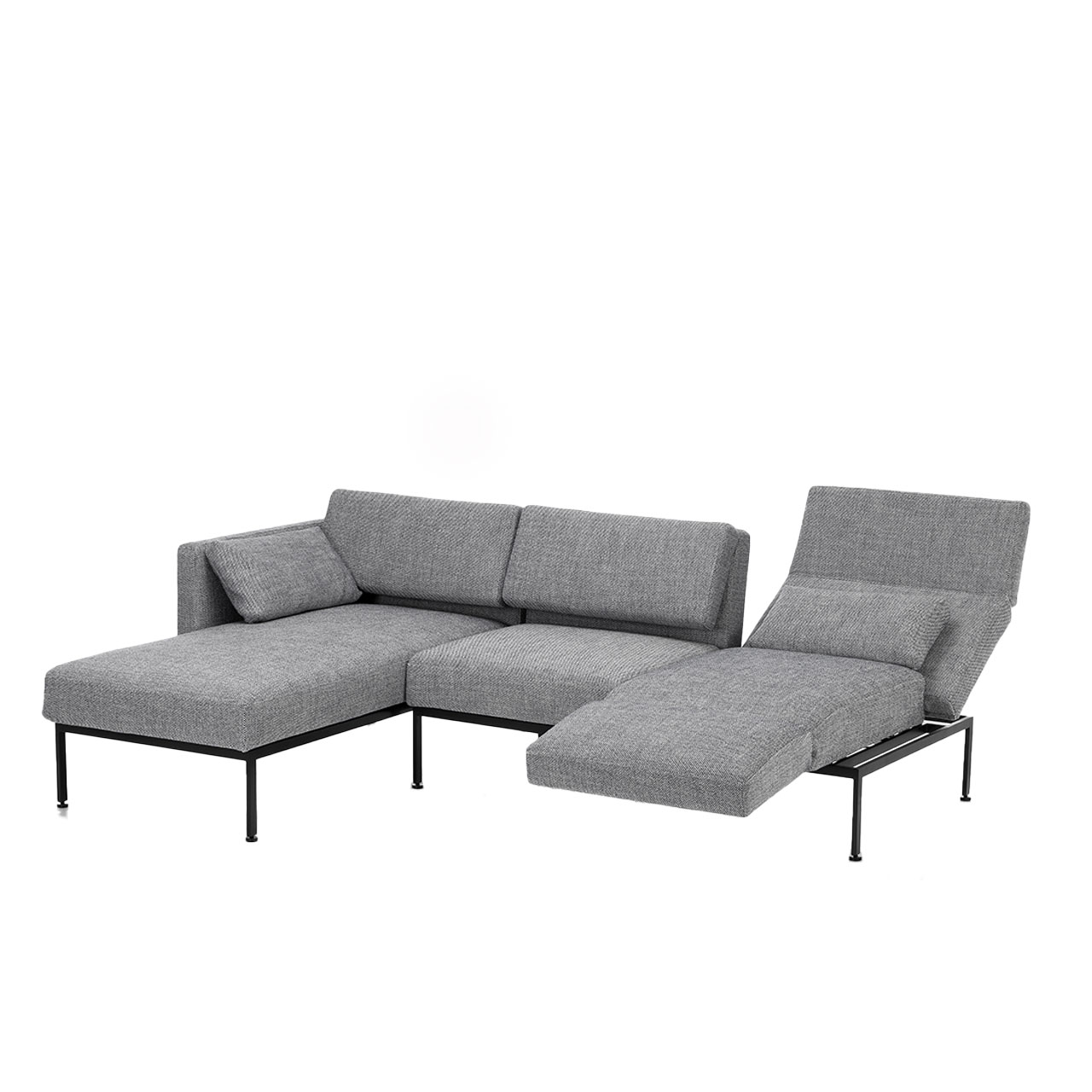 Eckgarnitur der Serie roro medium spring mit Longchair links und Anstellsofa rechts in grauem Stoff.