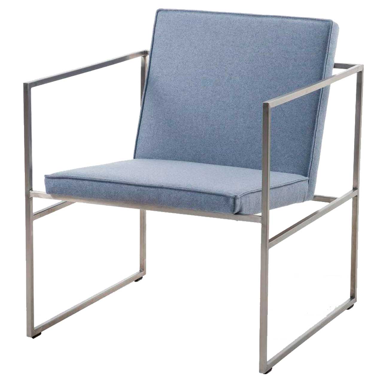 Filigraner Sessel mit stahlblauem Stoff bezogen. Das Untergestell ist aus Metall.