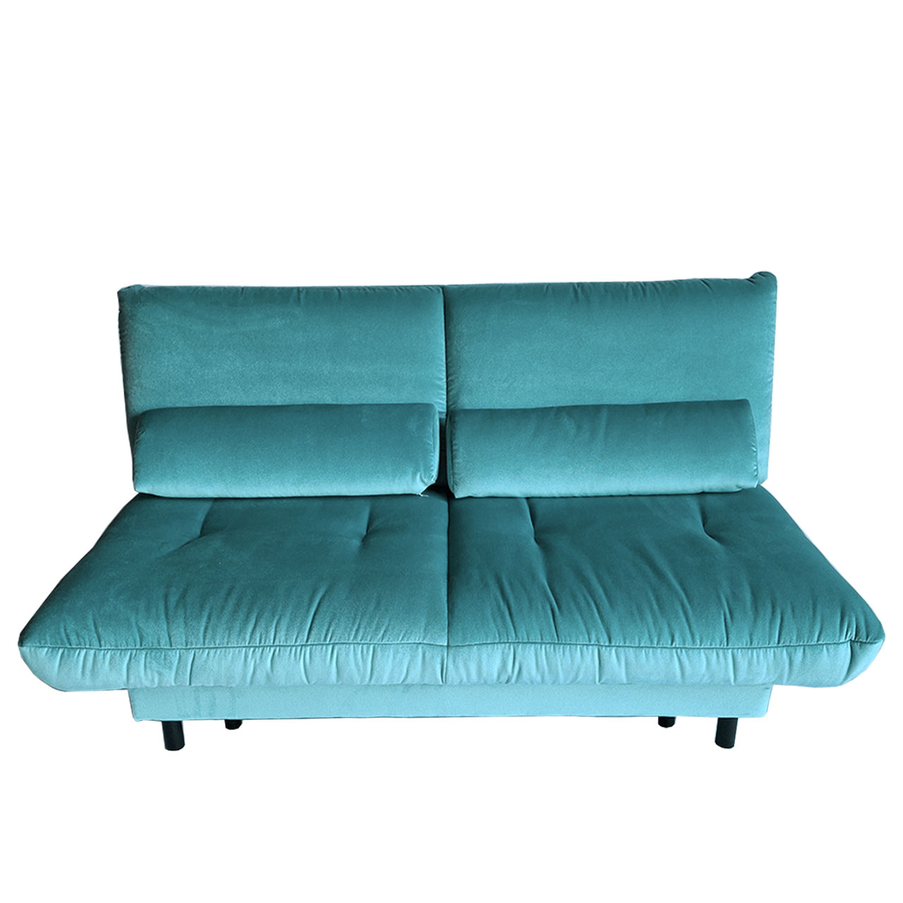 Schlafsofa in türkis-blauem Velourstoff mit zwei schmalen Kissen.