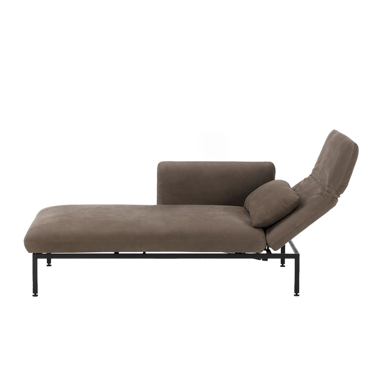 Schmaler Longchair in braunem Leder mit Armlehne links. Die Rückenlehne ist aufgeklappt und halb abgesenkt.