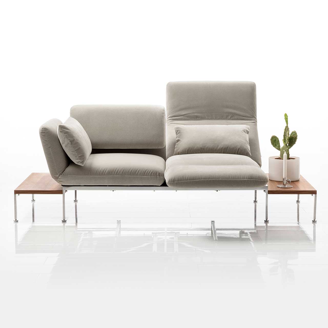 Zweisitziges Sofa der Serie roro medium classic in taupe mit Andocktischen rechts und links.