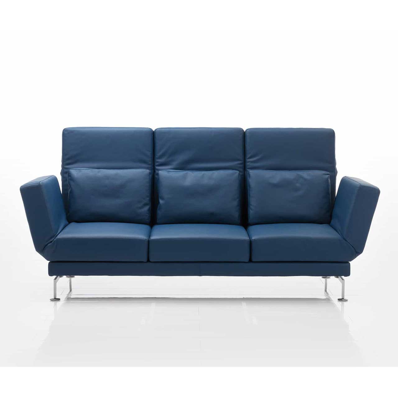 Sofa mit drei Sitzplätze in dunkelblauem Leder. Die neigungsverstellbare Kopfstützen sind aufgestellt