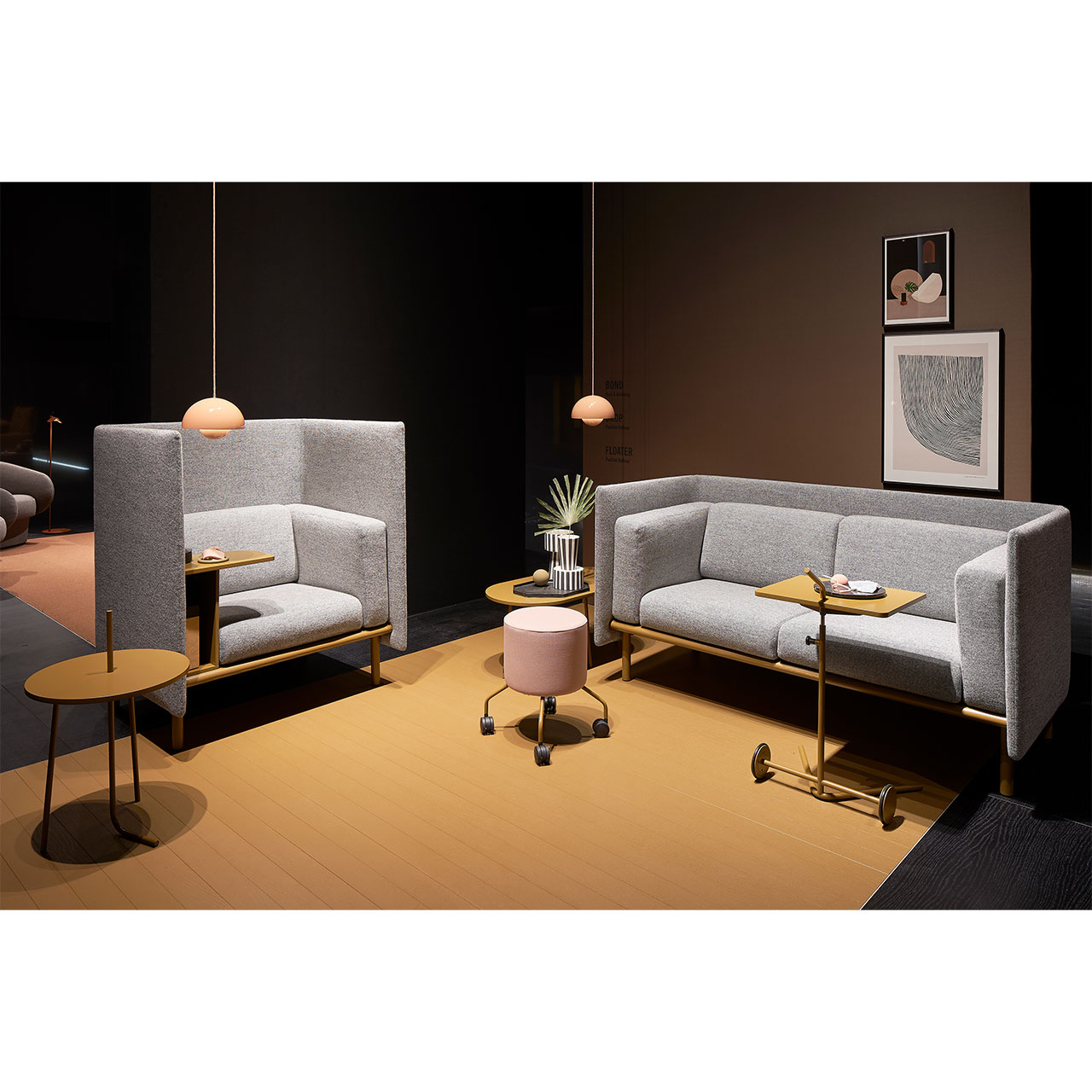 Bond Tische und Laptoptisch im Wohnzimmer neben Floater Sofa und Sessel