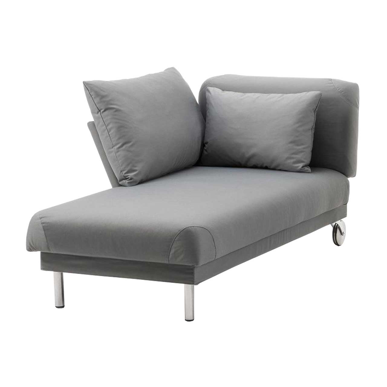 Recamiere in grauem Stoff mit Füßen in chrom an der kurzen Seite links und mit Alurollen rechts. Mit Armlehne links.