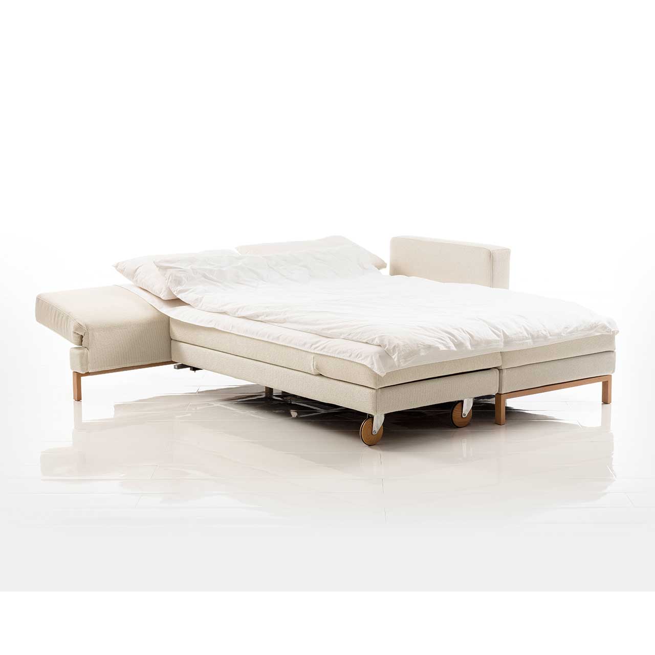 Eckgarnitur. Der Longchair wurde umgeschwenkt und steht parallel zum Anstellsofa, so dass eine Liegefläche entsteht.