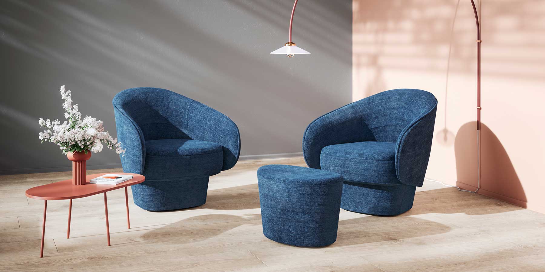 Zwei blaue Designer-Sessel , vor dem rechten steht ein passender Hocker.