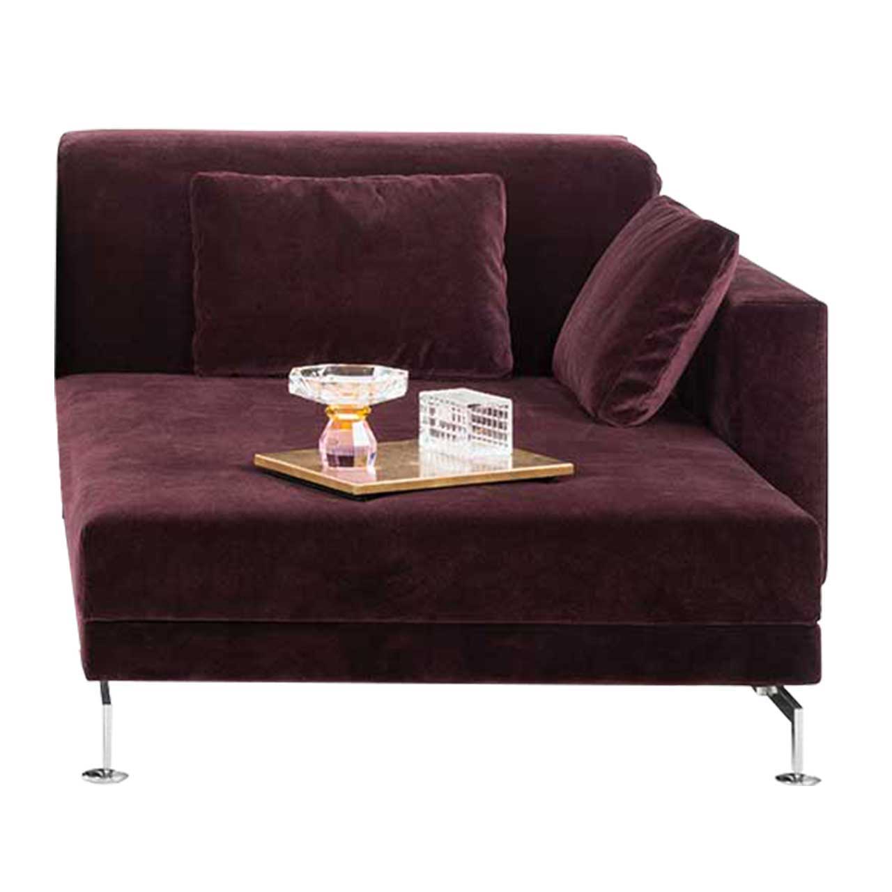 Longchair von brühl moule medium mit Kufen in chrom glänzend und mit rotem Stoff.  Auf dem Longchair steht ein Tablett mit Dekogegenständen aus Kristall.