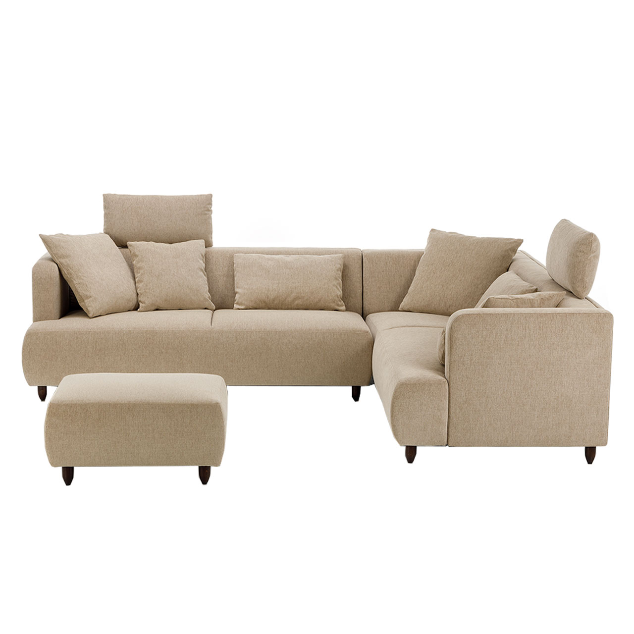 Eckgarnitur bestehend aus Anstellsofa und Eckanbausofa in beige. An der Garnitur wurden an zwei Sitzplätzen Kopfstützen ergänzt. Vor dem linken Sitzplatz steht ein rechteckiger Hocker.