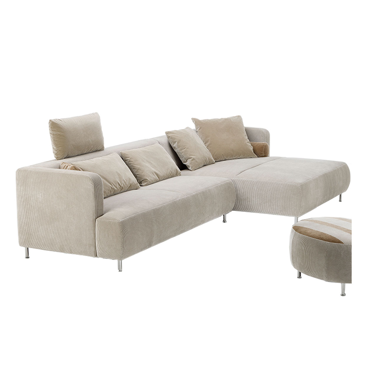 Garnitur von brühl aoyama bestehend aus einem Anstellsofa und einem breiten Longchair. Am Anstellsofa wurde eine Kopfstütze angebracht. Die Kombination ist in einem beigen Stoff bezogen.