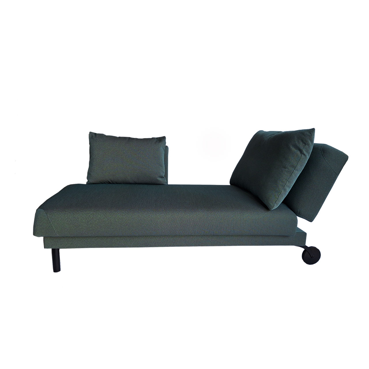 Recamiere der Serie tam von brühl in dunkelgrünem Stoff mit verschiebbarer Armlehne links und zwei Kissen.