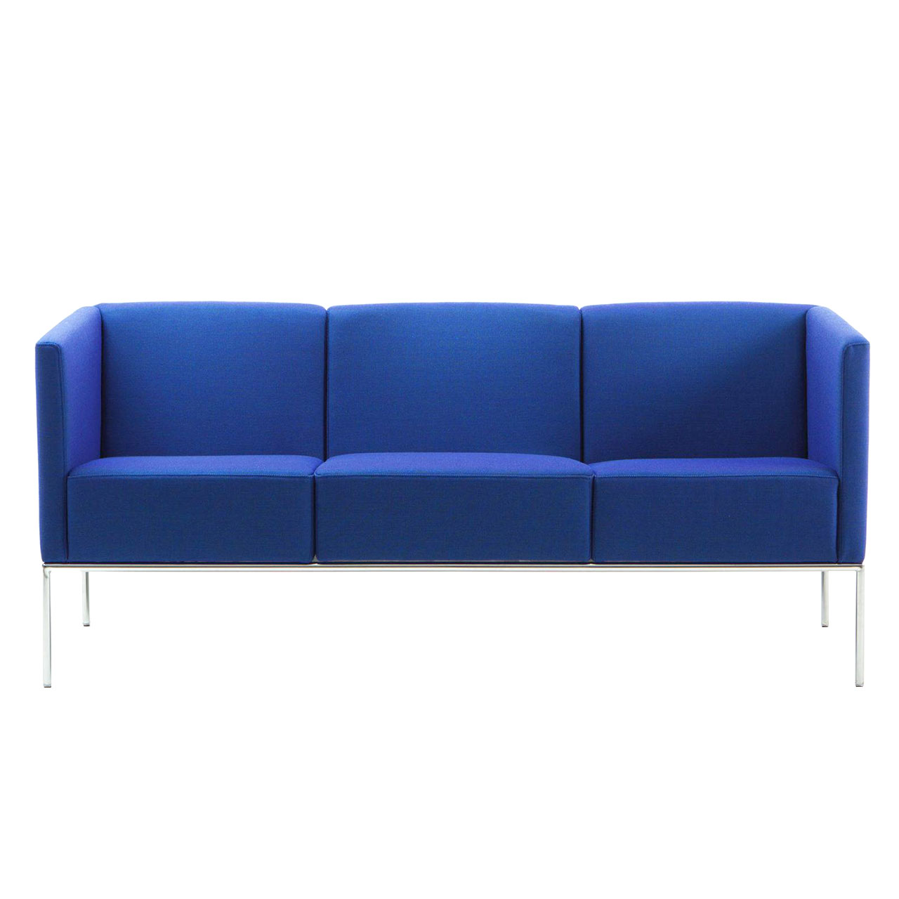 Ein Sofa der Serie add1 mit 3 Sitzen in der Stofffarbe dunkelblau. Das Untergestell ist mattchrom lackiert.