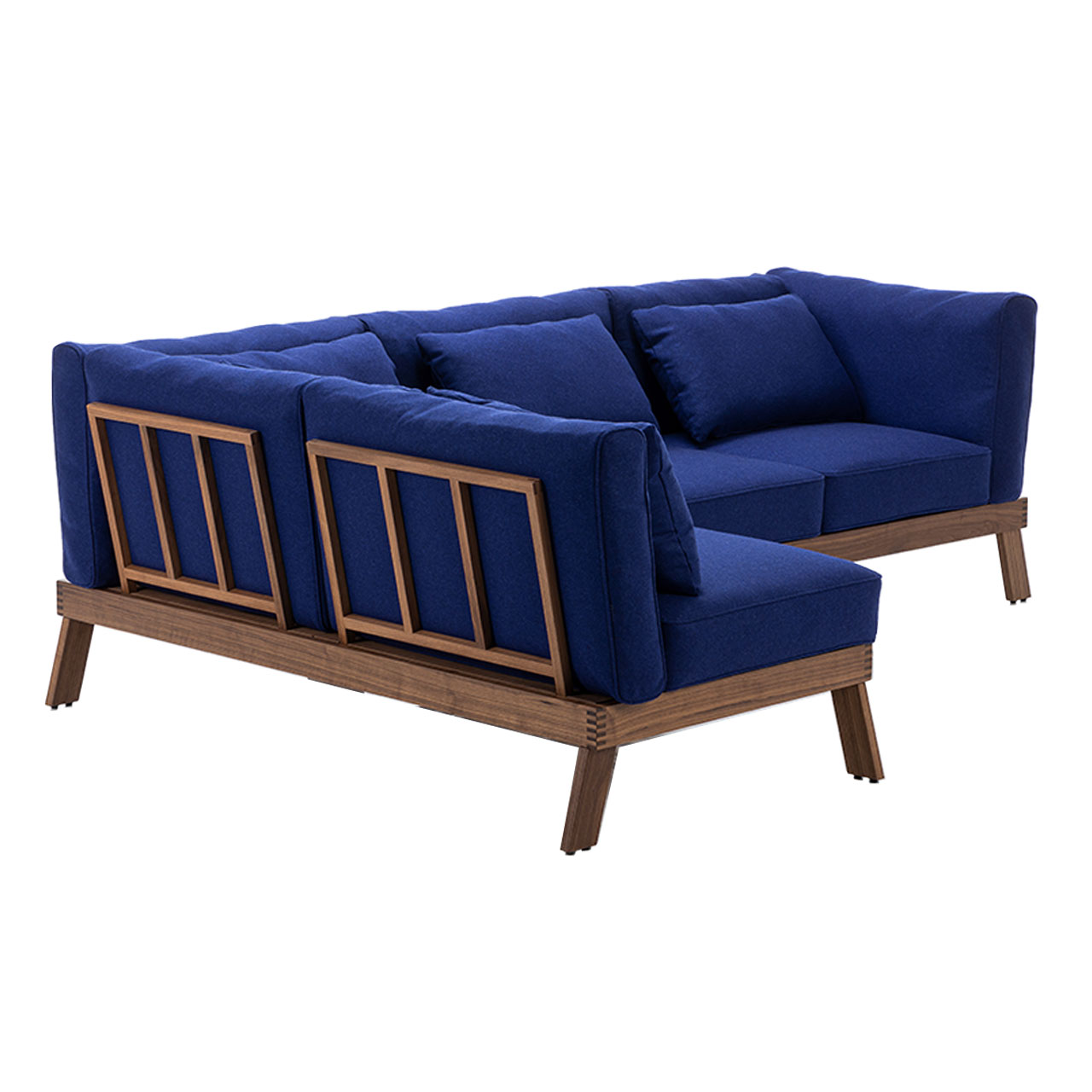 Eine Eckgarnitur der Serie brühl lofoten pure, bestehend aus zwei Openends. Die Polster liegen nur auf, so dass das Rückengestell aus Holz von hinten zu sehen ist.