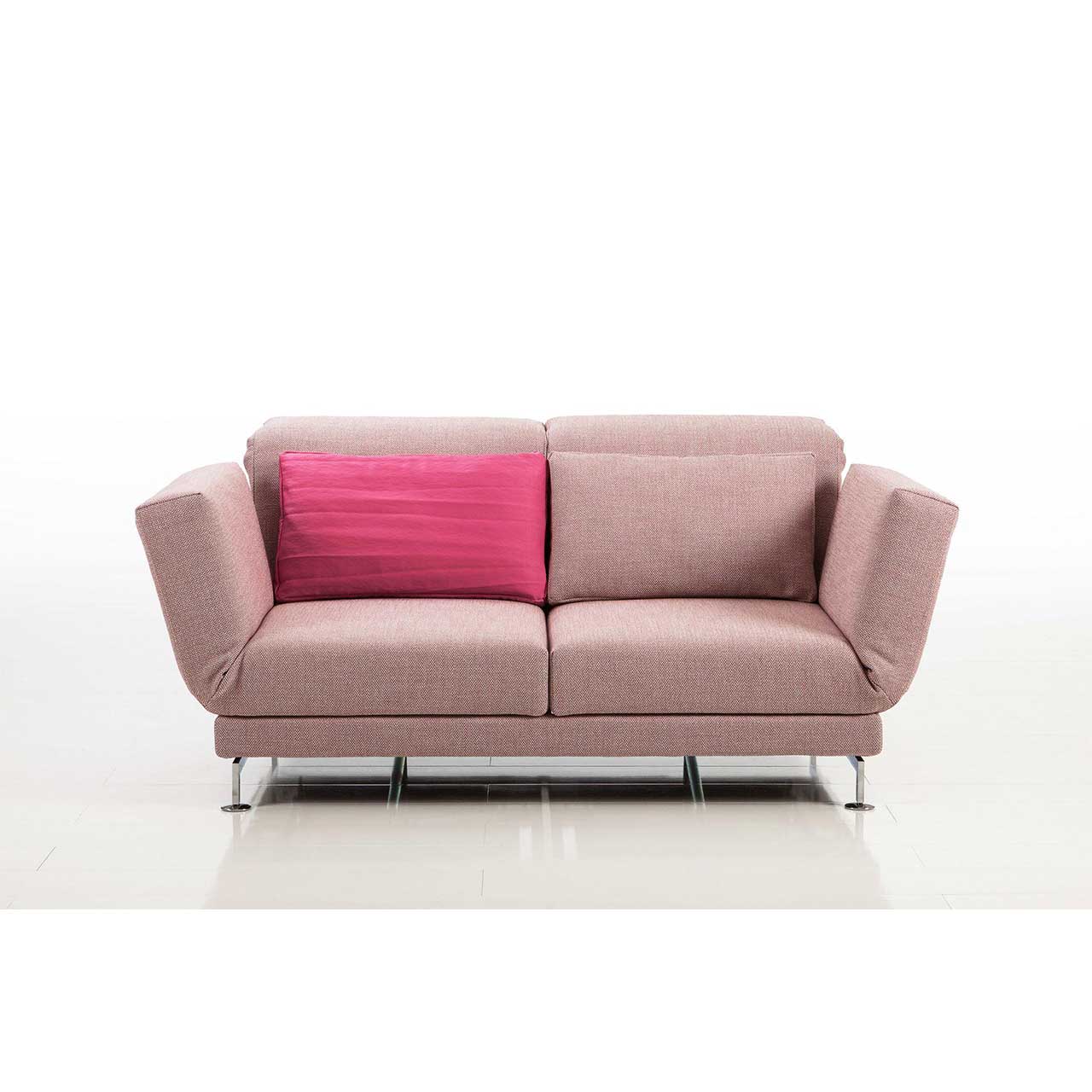 Rosa Sofa von brühl moule small mit Rückenkissen in pink und einem Kissen in rosa.