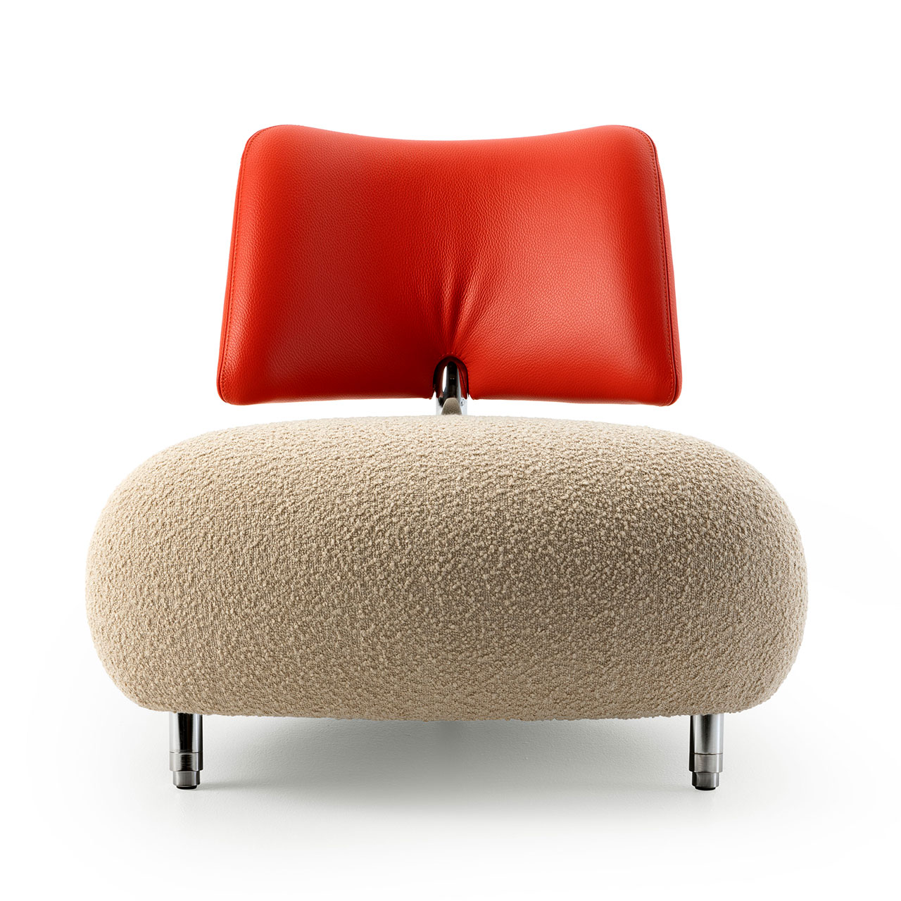 Sessel mit Sitz aus flauschigem beigen Stoff und Lehne aus rotem Leder.