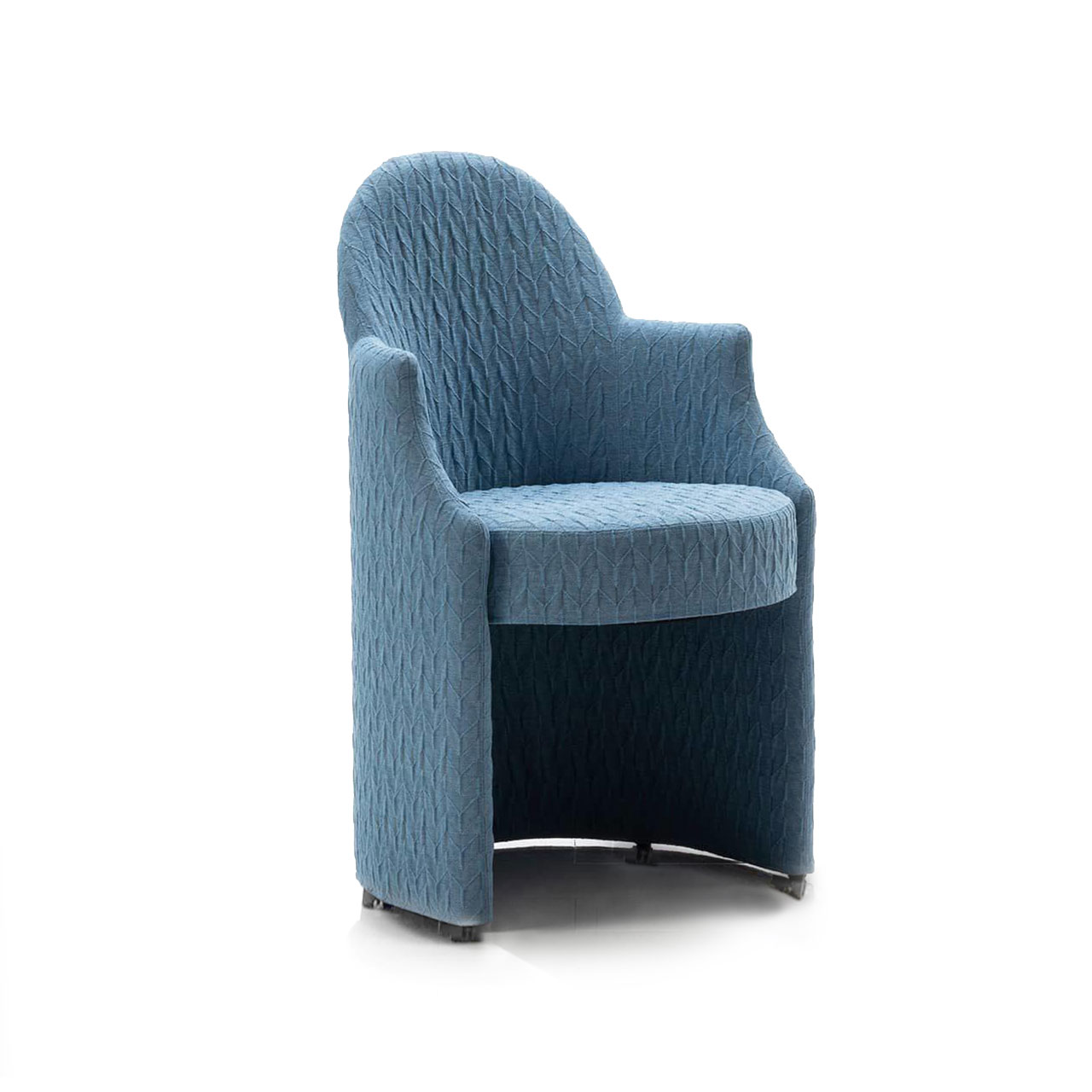 Ein stahlblauer Sessel mit runder Sitzbasis. Eine halbkreisförmige Schale umschließt die Sitzbasis und bildet gleichzeitig nach oben Armlehnen und Rücken. Der Sessel steht auf Kunststoffrollen.