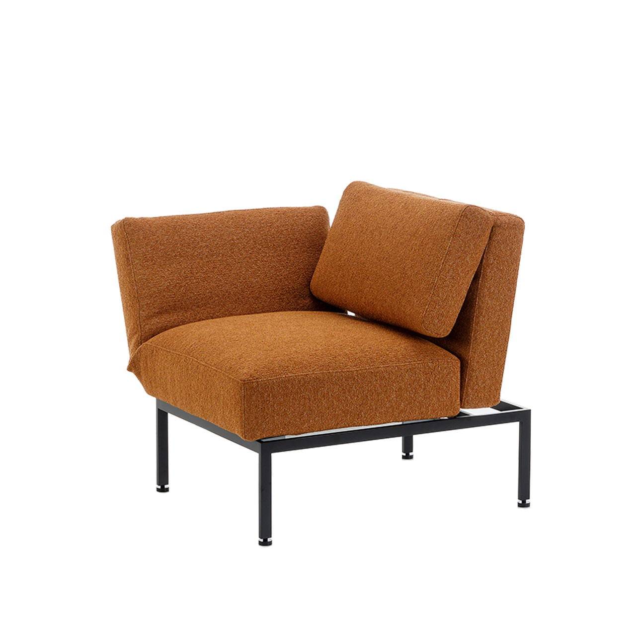 Der Multifunktionssessel der Serie roro small soft mit einer Armlehne links in orange-braunem Stoff.