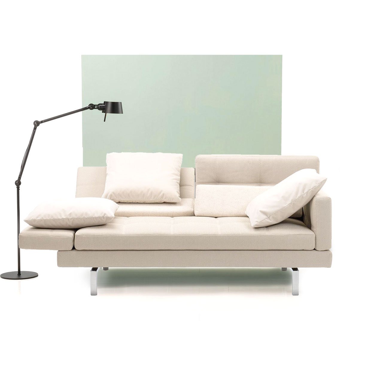 Weißes Ledersofa. Die linke Armlehne ist abgesenkt.